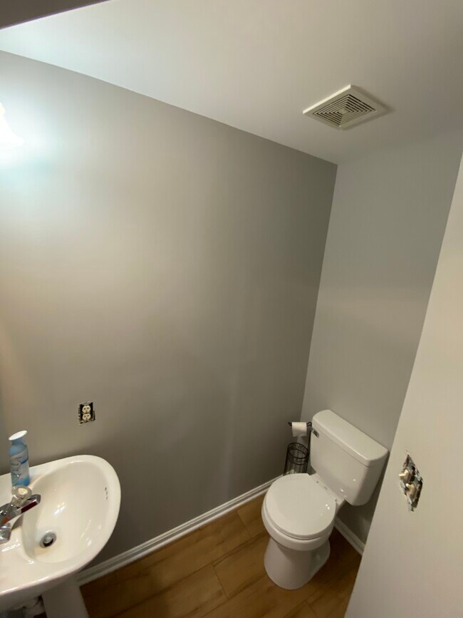 Main Floor 1/2 Bath - 208 Goldsborough Dr