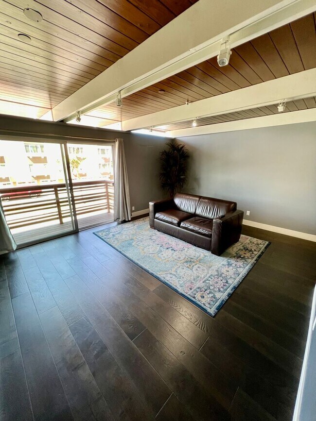 Building Photo - Upper Level Long Beach Peninsula Remodeled...