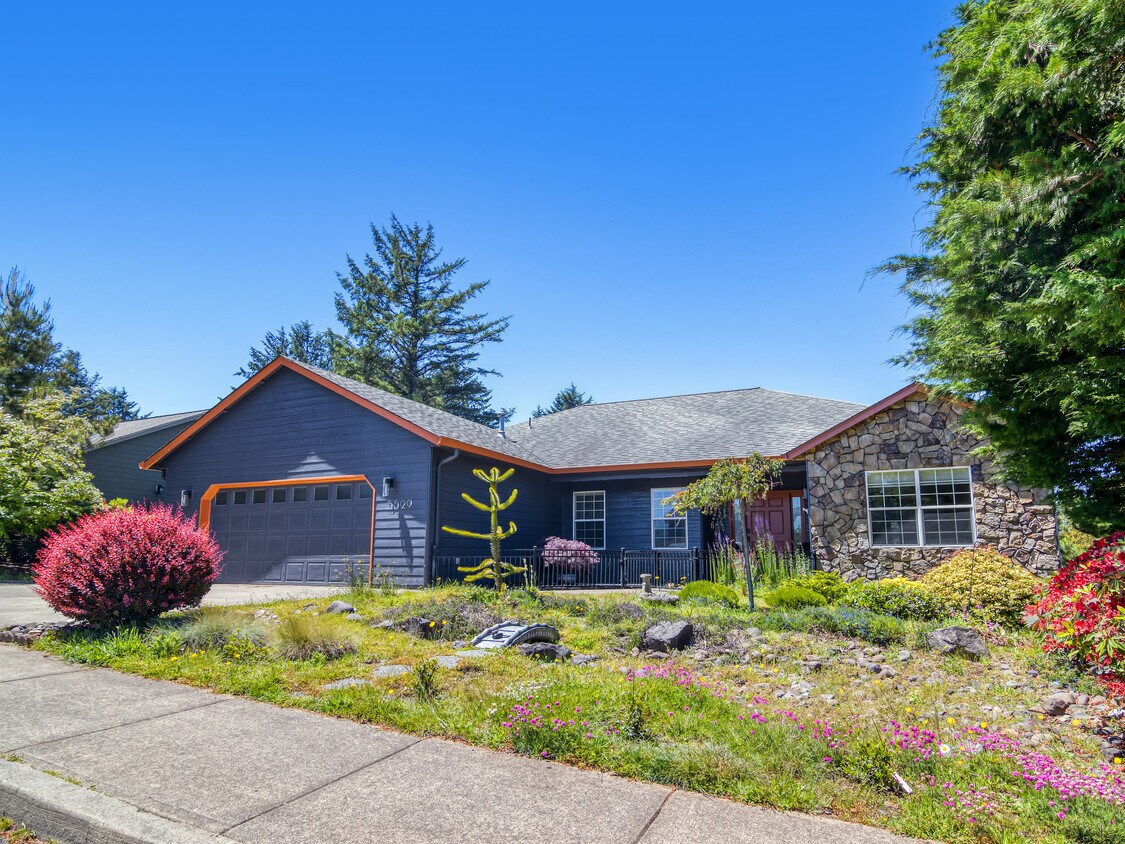 Foto principal - 5529 NE Voyage Ave