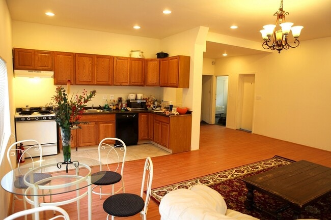 Building Photo - 1142 W 37th Pl