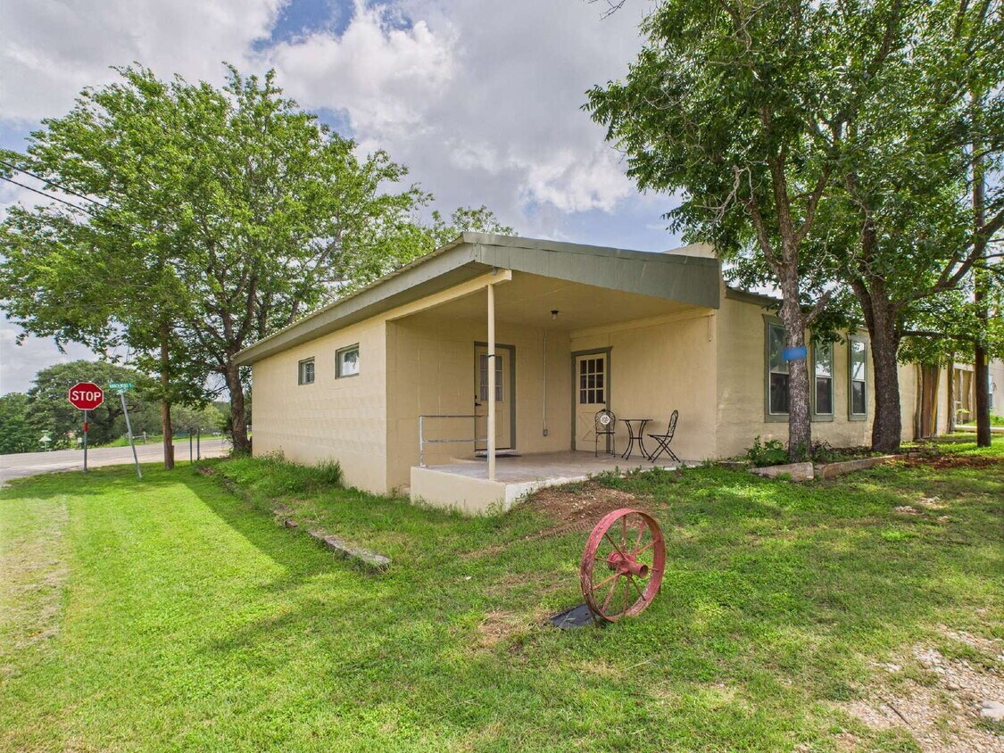 Foto principal - "Charming Furnished 1/1 in Stonewall, TX"