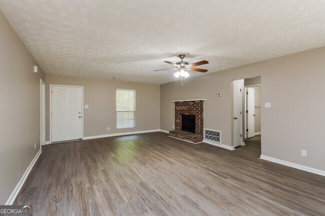 Foto del edificio - 4585 Old Lake Dr