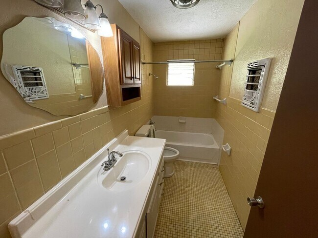 Foto del edificio - Large brick home - move in ready. Spacious den!