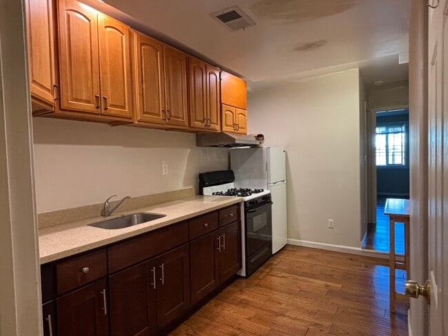 Eat-in kitchen - 1477 26th Ave