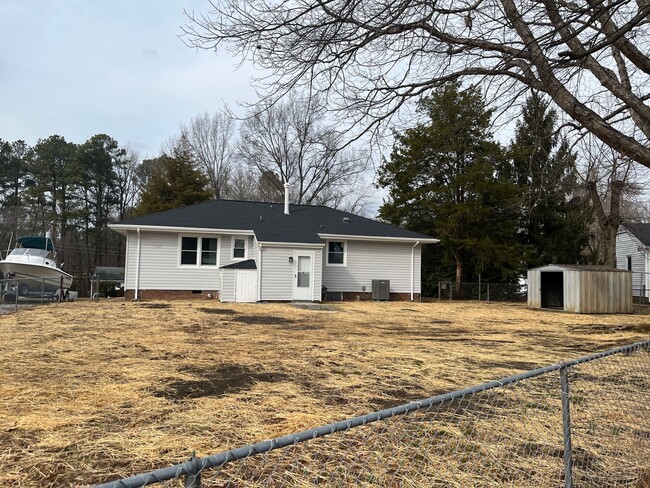 Building Photo - spacious 3 bedroom 1.5 bath home