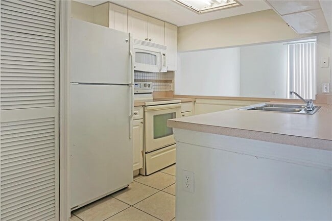 Building Photo - 215 Mango Dr