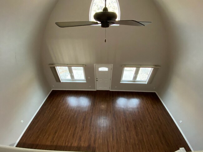 Foto del edificio - 135 Hemlock Dr