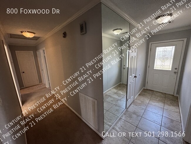 Building Photo - 800 Foxwood Dr