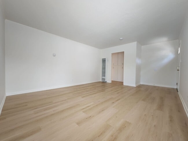Building Photo - Check out this cozy 1-bedroom, 1-bathroom ...