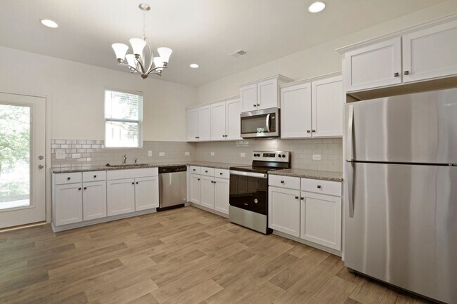 Building Photo - 3 Bedroom Townhome Conveniently Located in Little River