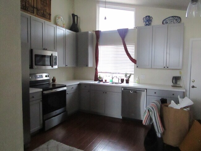 Kitchen - 986 S Alkire St