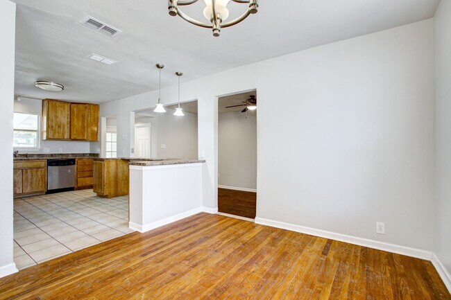 Foto del edificio - ***MOVE-IN SPECIAL: ONE WEEK FREE***Updated North Central Home with Hardwood Floors & Covered Patio