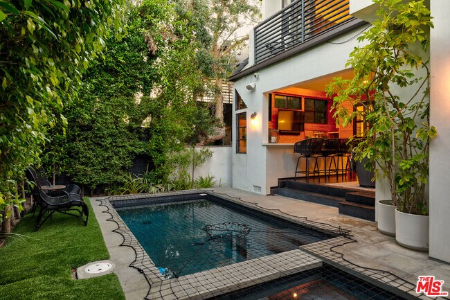 Foto del edificio - 3159 Thatcher Ave