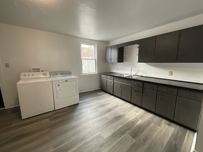 Building Photo - 246 Walnut St