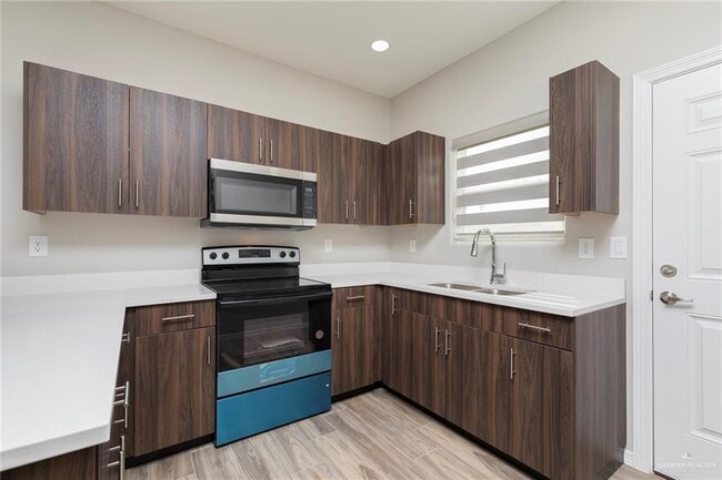 Building Photo - 10 La Vista Ave W