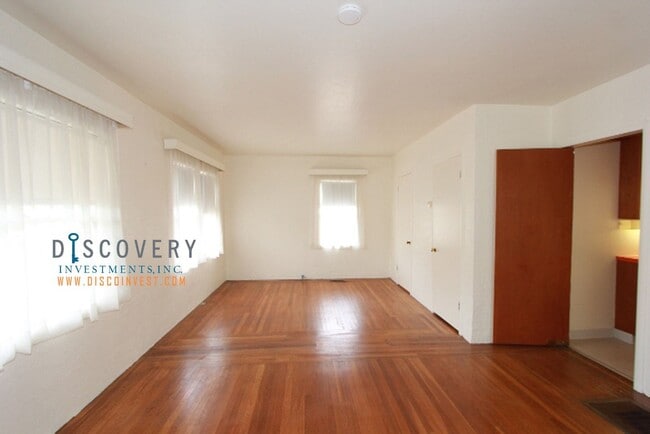 Building Photo - Laurel Heights One Bedroom Home with Bonus Room