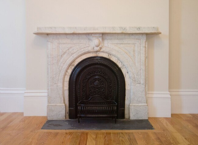 Building Photo - HOT SOUTH END LISTING!!!!!!!
