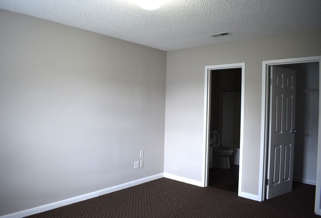 Foto del edificio - FIRST FULL MONTH FREE IF YOU SIGN A 13 OR 14 MONTH LEASE!