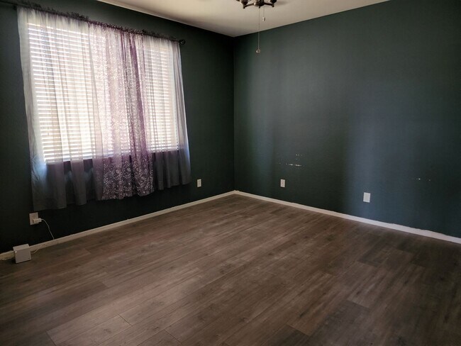 Building Photo - Rare 4 bedroom, 2 bathroom single level Qu...