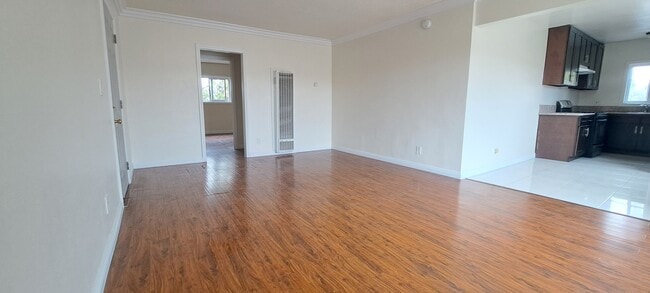 Building Photo - 1340 W 85th St
