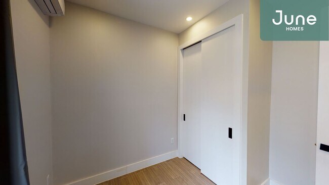Building Photo - Full room in 4-bed/2.0-bath Home