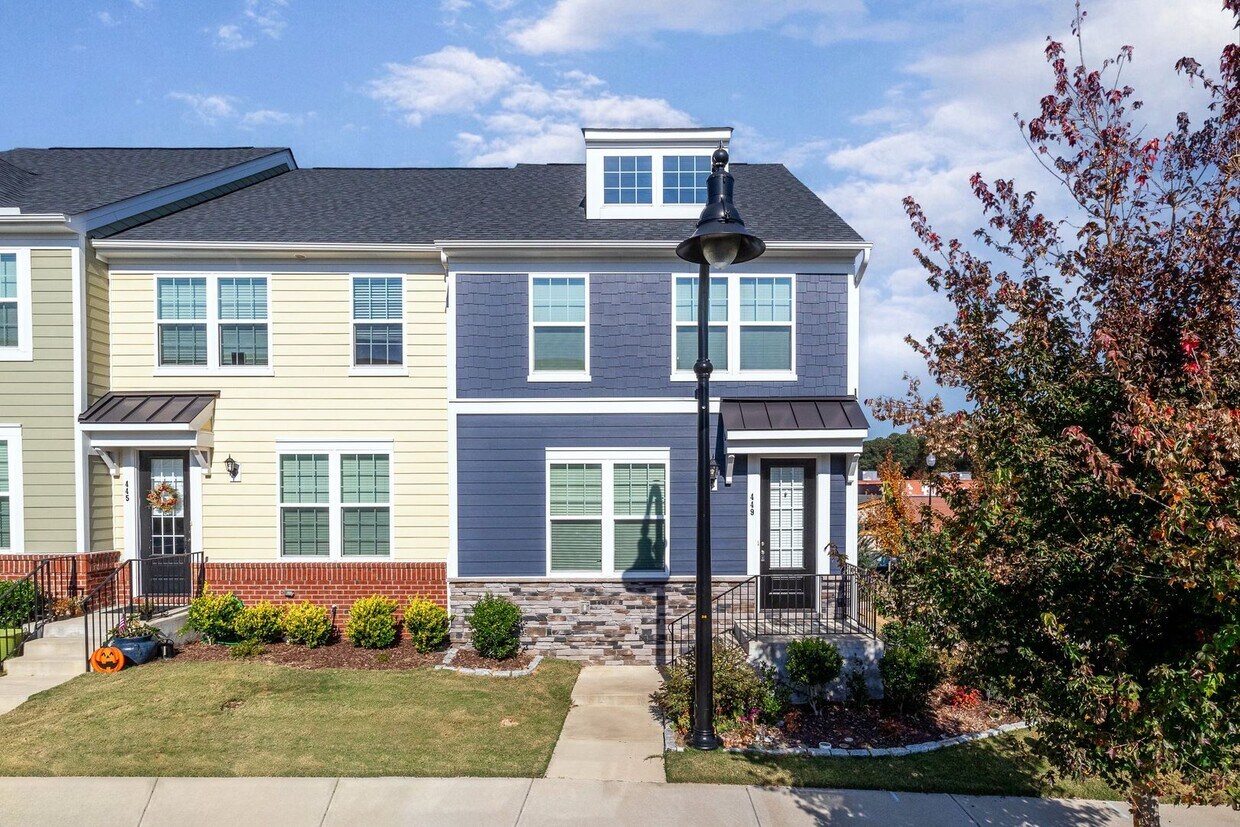 Primary Photo - Corner Townhome with Roof Top Deck in Down...