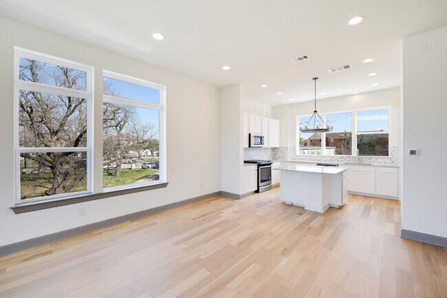 Building Photo - 1400 Waterloo Shore Ln
