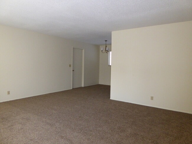 Building Photo - 2 Bedroom Duplex in East Glenn