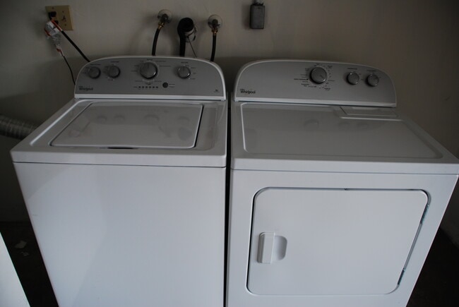 Building Photo - 927 W College St