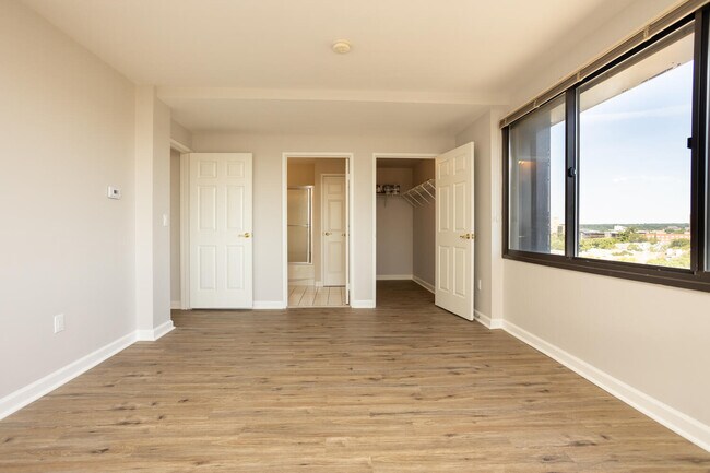 Primary Bedroom w/bath and W-I Closet - 300 Broad St
