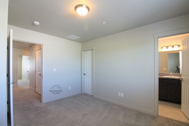 Building Photo - 3 Bedroom, 2 Bath Townhome in Kennewick