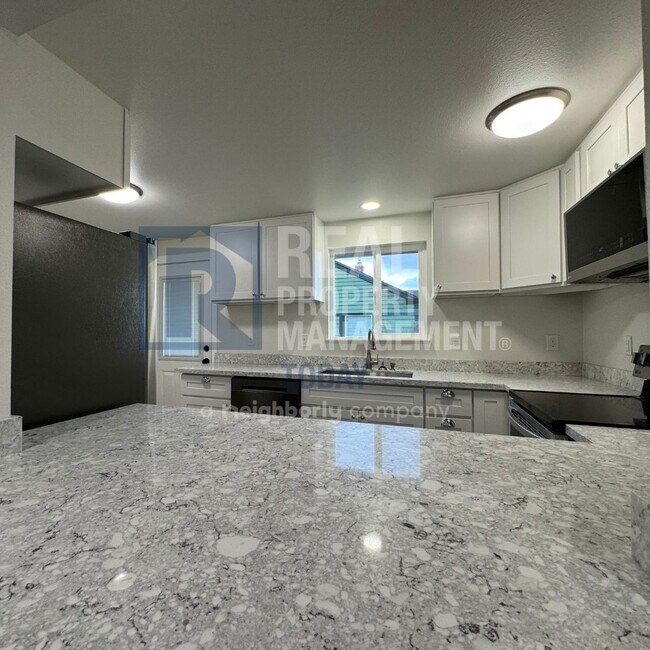 Foto del edificio - Newly Remodeled Duplex In Tacoma!