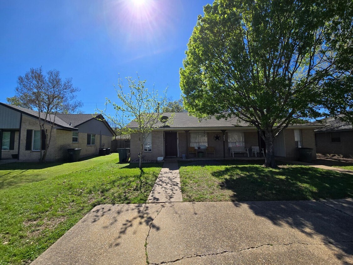Foto del edificio - Bryan - West side - 2 bedroom / 1 bath duplex with fenced in back yard.