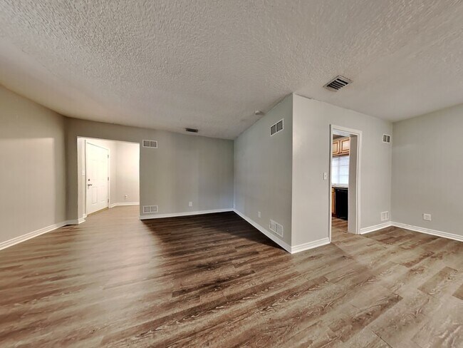 Foto del edificio - 5449 Weller Ave