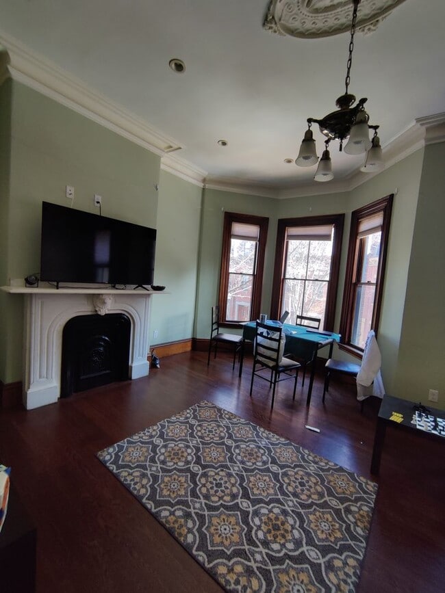 Foto del edificio - Central Mission Hill Location, In-Unit Washer and Dryer, Stainless Steel Kitchen Appliance, Big b...