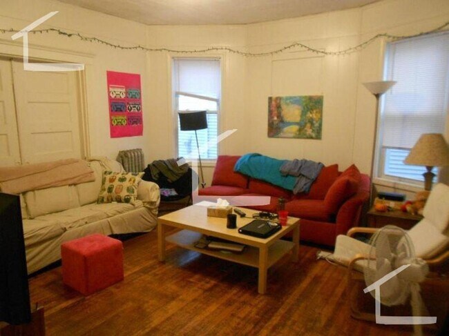 Building Photo - 3 Bedroom Close to BU West