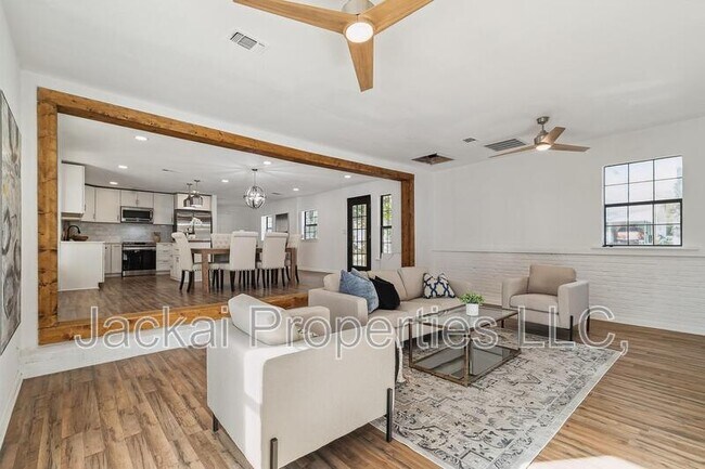 Building Photo - 2038 Avon Dr
