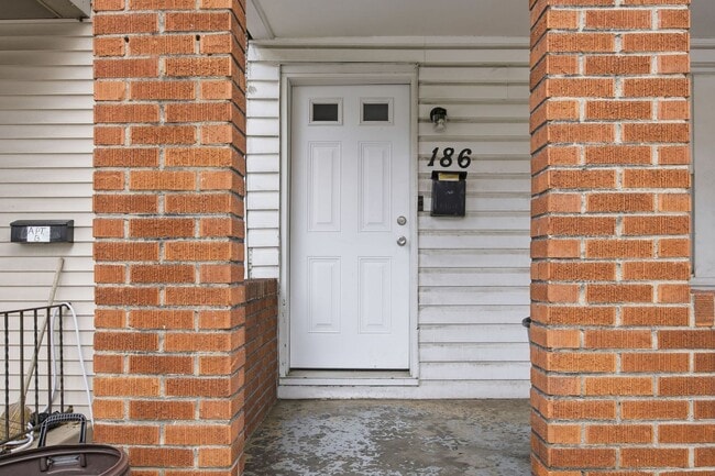 Building Photo - Charming 3-Bedroom Pittsburgh Home with Spacious Yard and Classic Porch