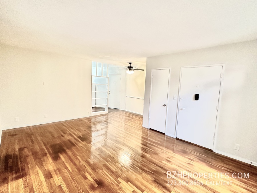 Primary Photo - Charming 1 Bedroom 1 Bathroom In West Holl...
