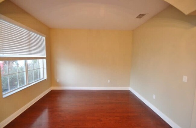 Building Photo - 405 Oakbow Ct