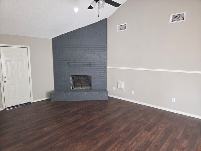 Foto del edificio - 6303 Gladewell Dr