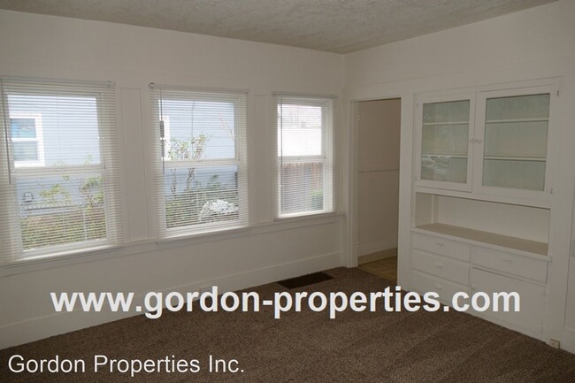 Building Photo - 2 br, 1 bath House - 717 NE Holland St