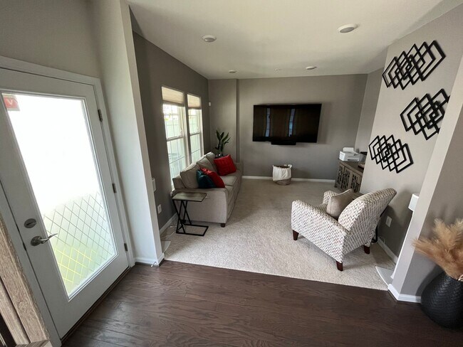 Building Photo - Amazing 3 BR/3.5 BA EOG Townhome in Shiple...
