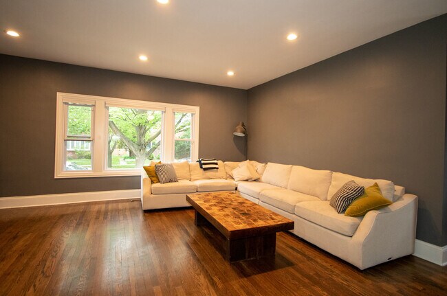 Foto del edificio - 825 Hannah Ave