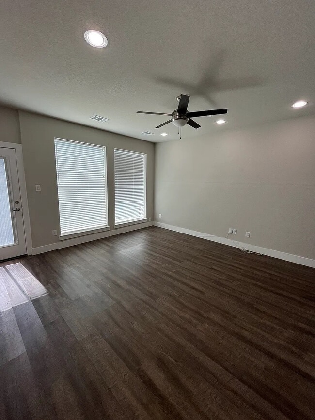 Building Photo - Room in Condo on Shea Rd