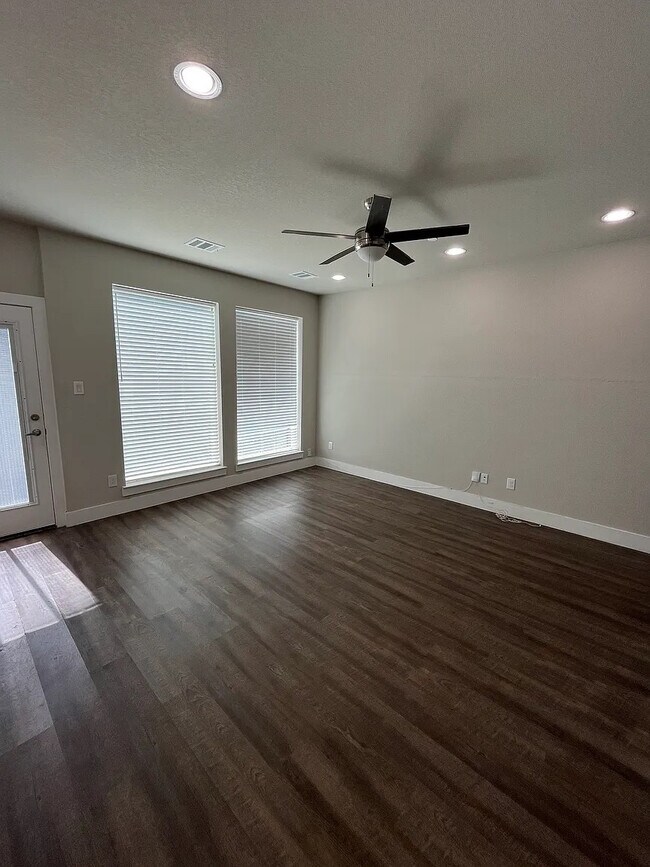 Foto del edificio - Room in Condo on Shea Rd