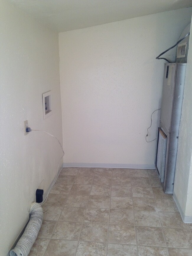 Building Photo - Studio single family home