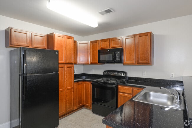 2BR, 2BA - 913SF - Kitchen - The Station At Potomac Yard Apartments