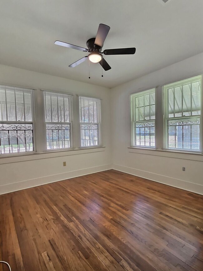 Foto del edificio - Three Bedroom Home with a Spacious Backyard