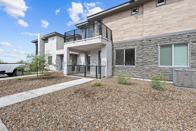 Building Photo - 2121 W Sonoran Desert Dr